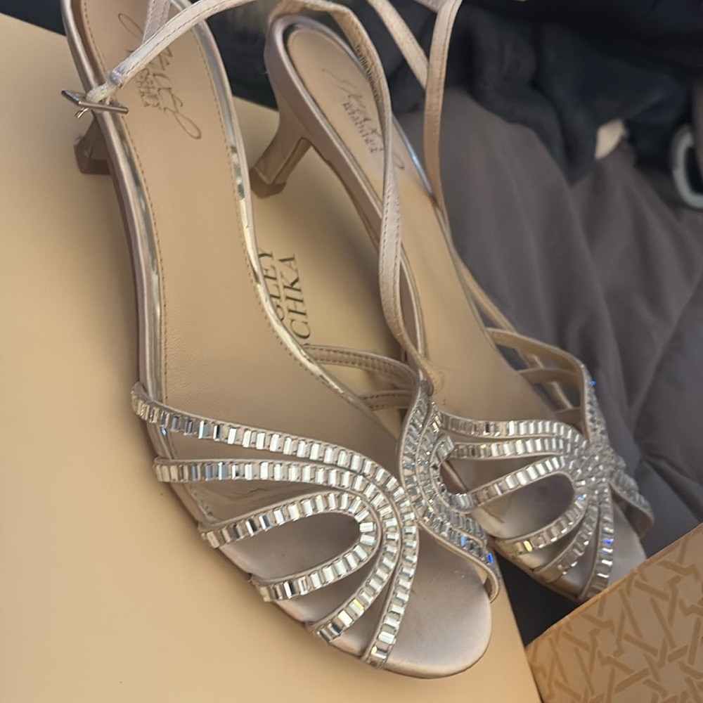 Size 10 Badgley Mischka Ocean 2” heels wedding evening shoes - Picture 2 of 5